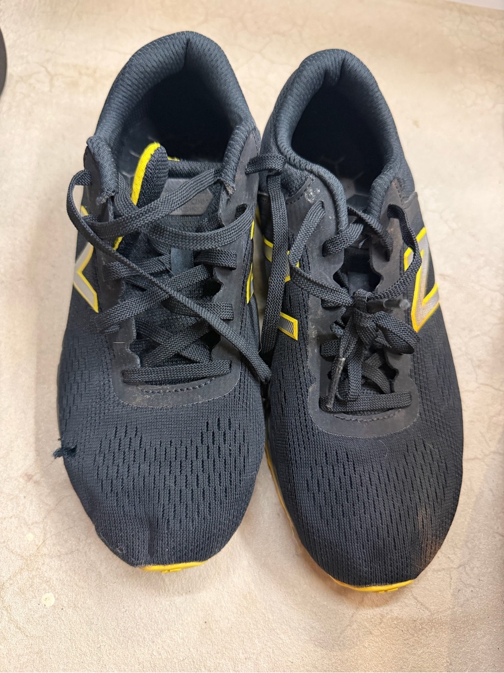 USED New Balance Fresh Foam Arishi V2 Running Shoes  In Black And Yellow Youth 4